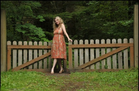 Amateur model Tasty Trixie releases her big naturals from dress in the yard