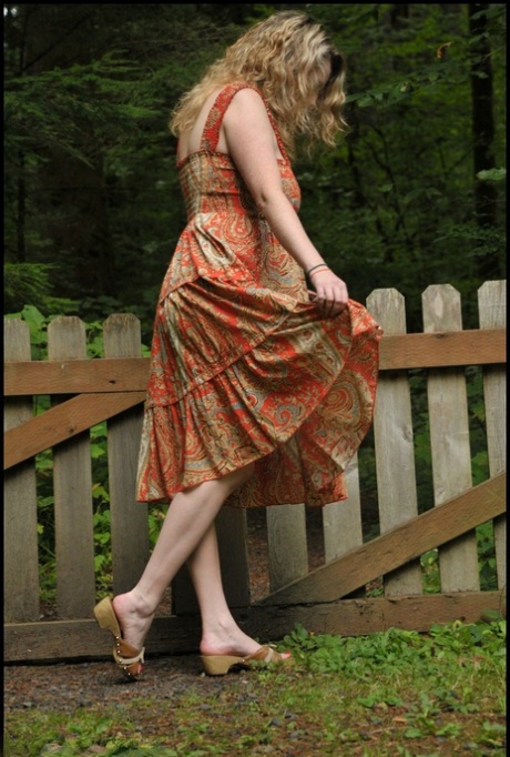 Amateur model Tasty Trixie releases her big naturals from dress in the yard