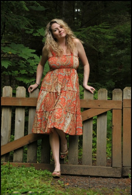 Amateur model Tasty Trixie releases her big naturals from dress in the yard