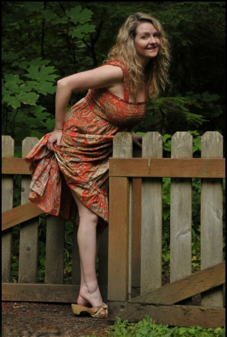 Amateur model Tasty Trixie releases her big naturals from dress in the yard