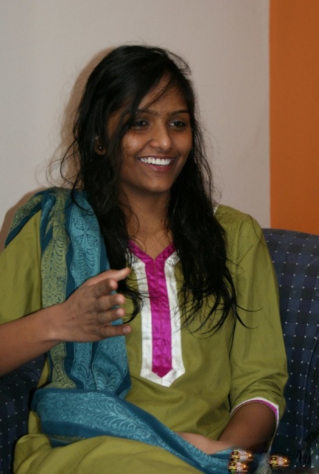 Indian divya slips off her shalwar suit to pose naked for the first time