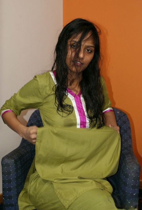 Indian divya slips off her shalwar suit to pose naked for the first time