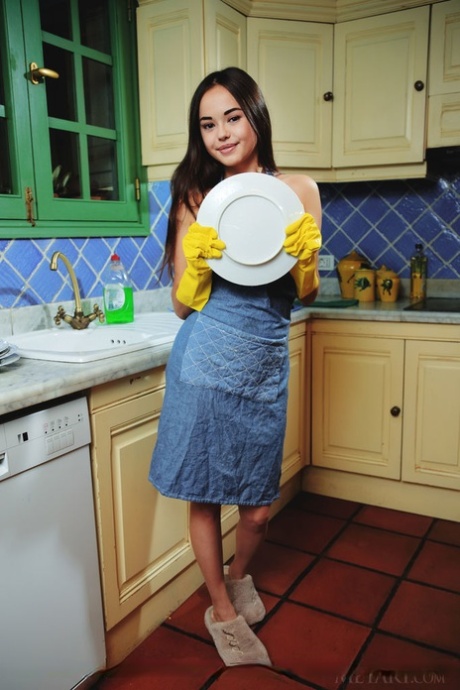 Dark haired teen Li Moon shows her perfect ass and twat while doing the dishes