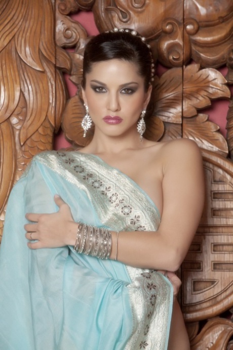 Classy MILF Sunny Leone takes off her Bollywood dress and bares big tits