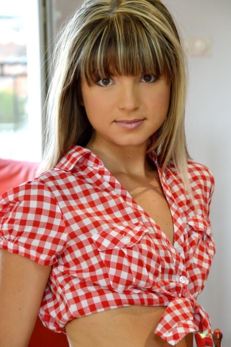 Cute babe Gina H shows her body during the casting before getting pumped