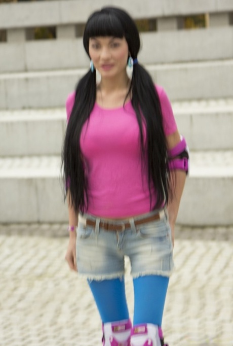 Stunner in roller skates Regina Prensley gets double screwed in an anal 3some