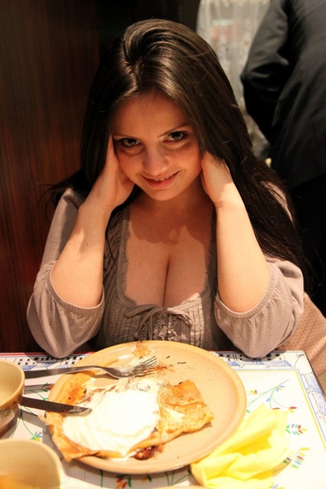Arianna Sinn flaunts her cleavage in public before showing her juggs at home