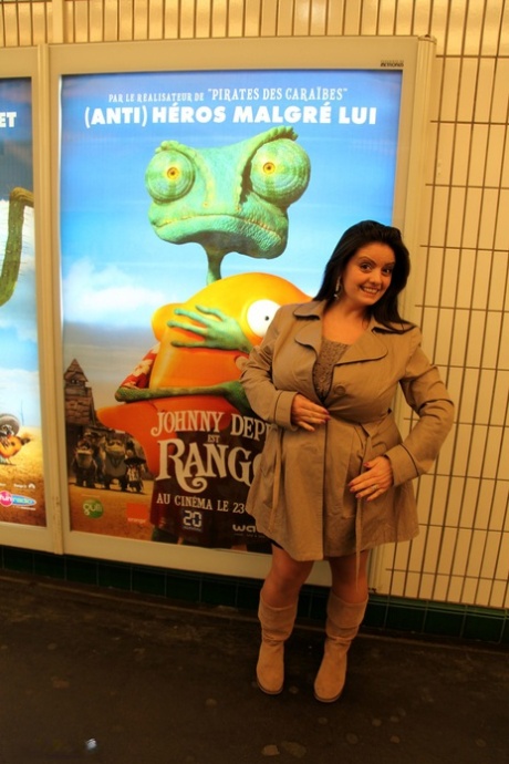 Arianna Sinn flaunts her cleavage in public before showing her juggs at home