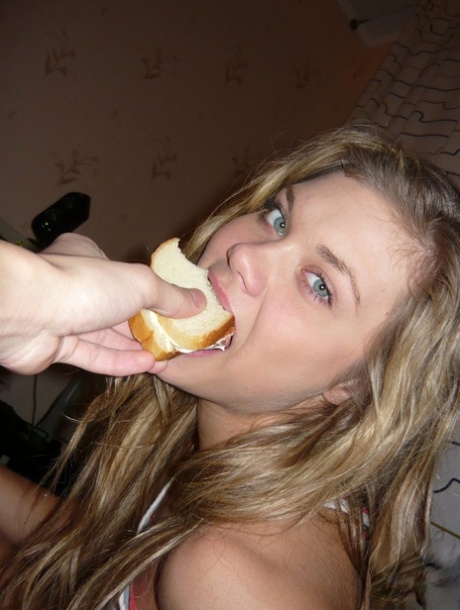 Sweet amateur teen Diana doffs her clothes and takes a dick in her twat