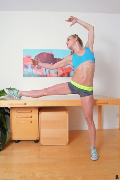 Flexible American Nicole Clitman loses her sportswear & shows her pink holes